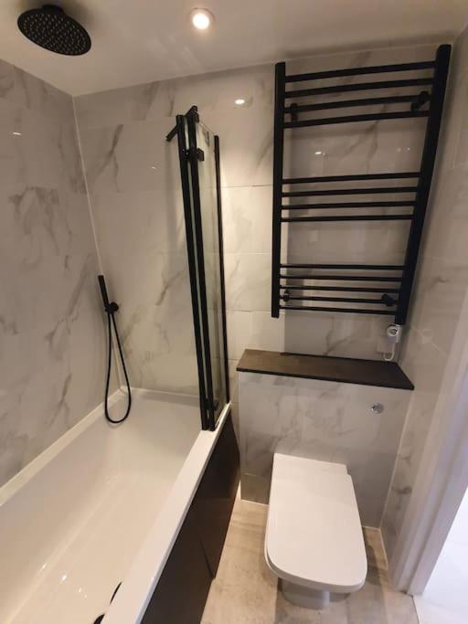 Sycamore Lodge Kent With Ev Zappi Type 2, Swimming Pool For A Fee Sellindge ภายนอก รูปภาพ